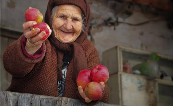 Rüyada Acuze (yaşlı Kadın) Görmek ne anlama gelir?